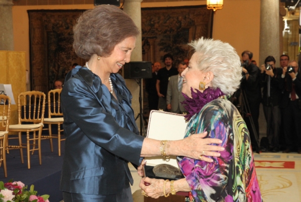 Su Majestad la Reina entrega el Premio Yehudi Menuhin a la Integrafción de las Artes y la Educación 2014 a la mezzosoprano, Teresa Berganza